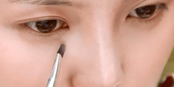 Expert Tips On How To Apply Concealer